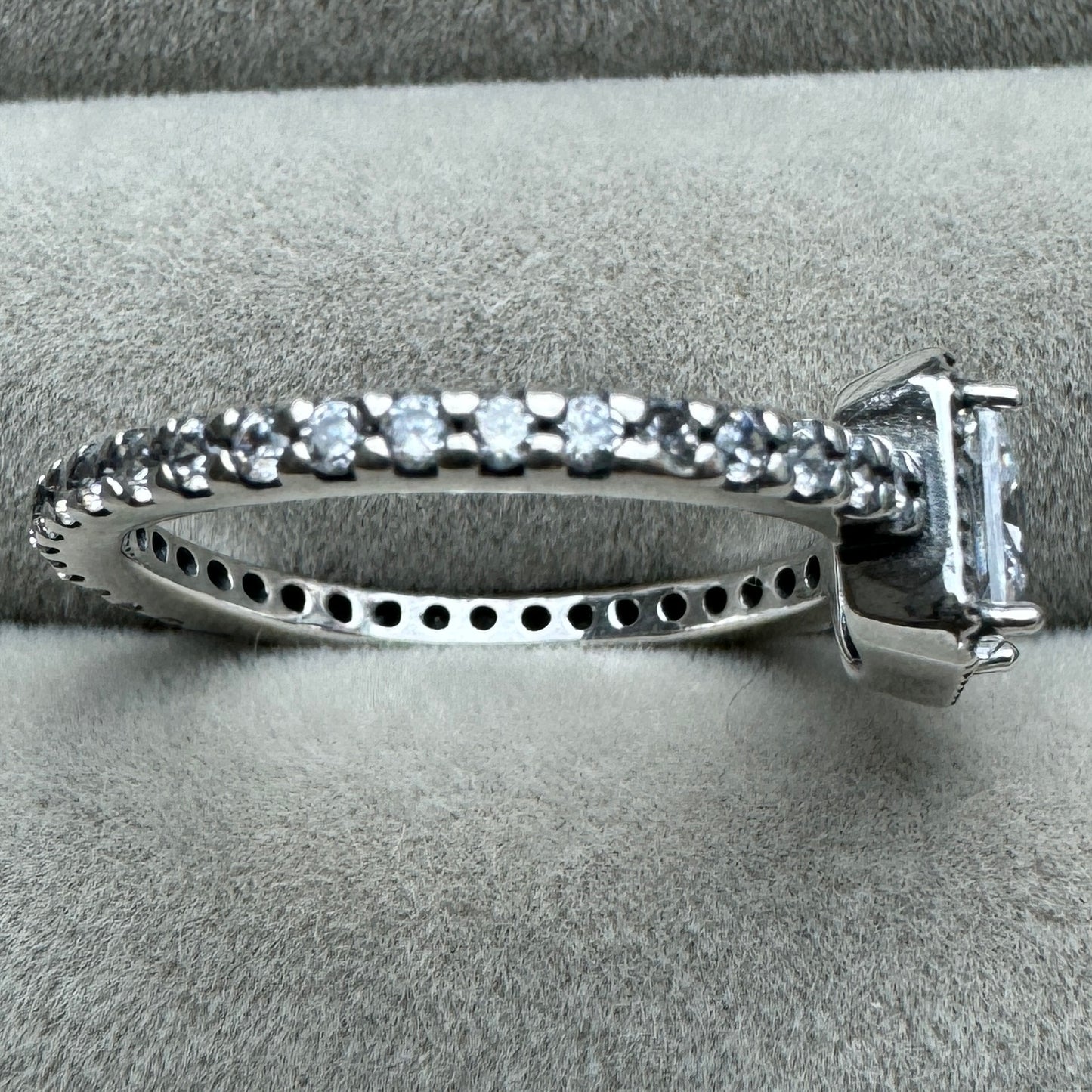 Anillo Halo Cuadrado Brillante Pandora Vista Lateral