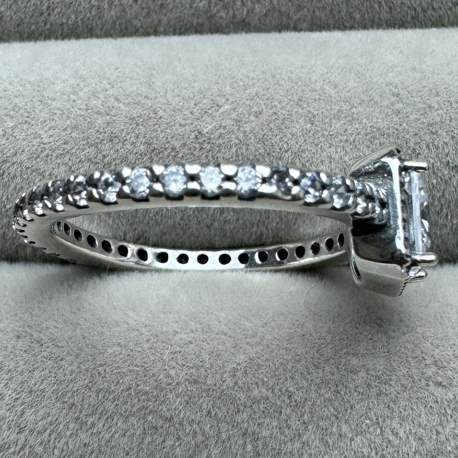 Anillo Halo Cuadrado Brillante Pandora Vista Lateral