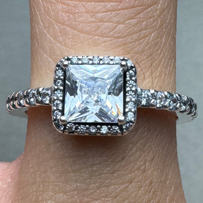 Anillo Halo Cuadrado Brillante Pandora Vista Puesto En Dedo