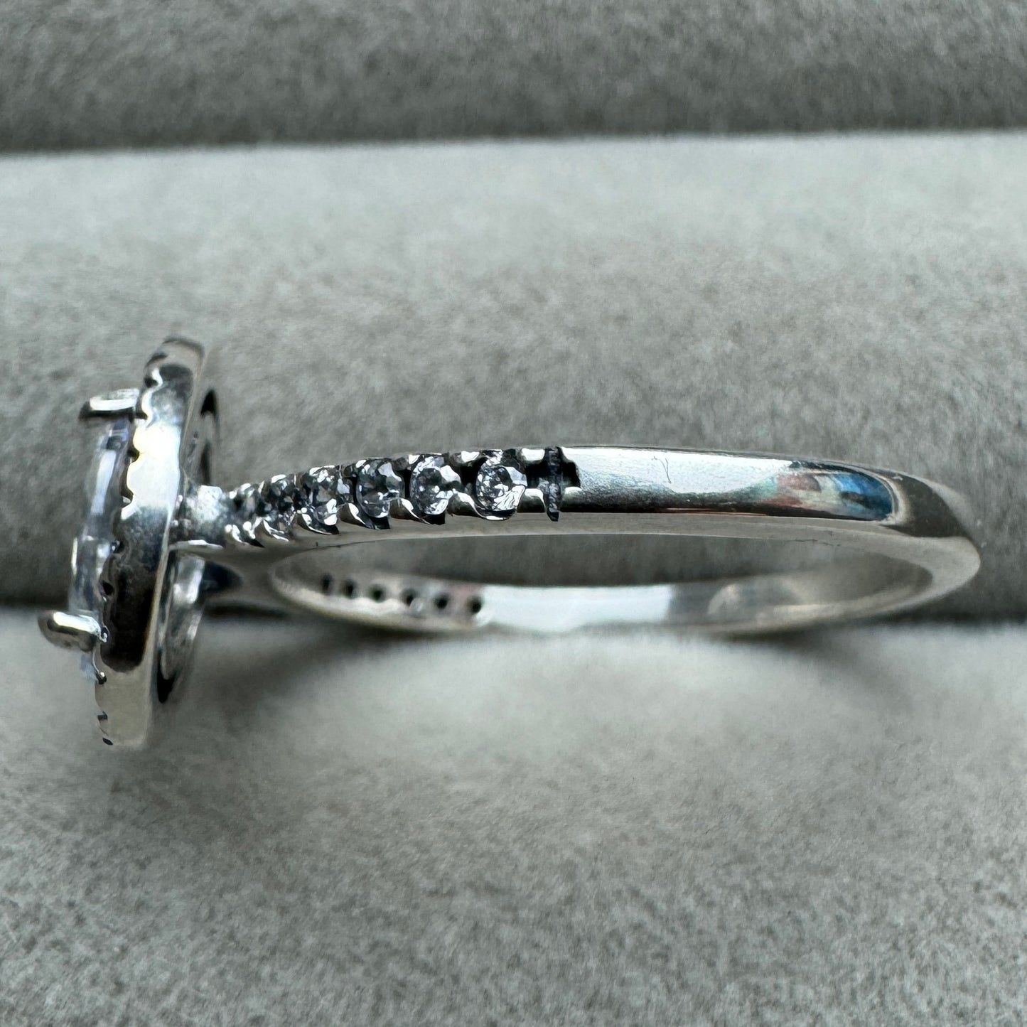 Anillo Halo Ovalado Brillante Pandora Vista Del Costado