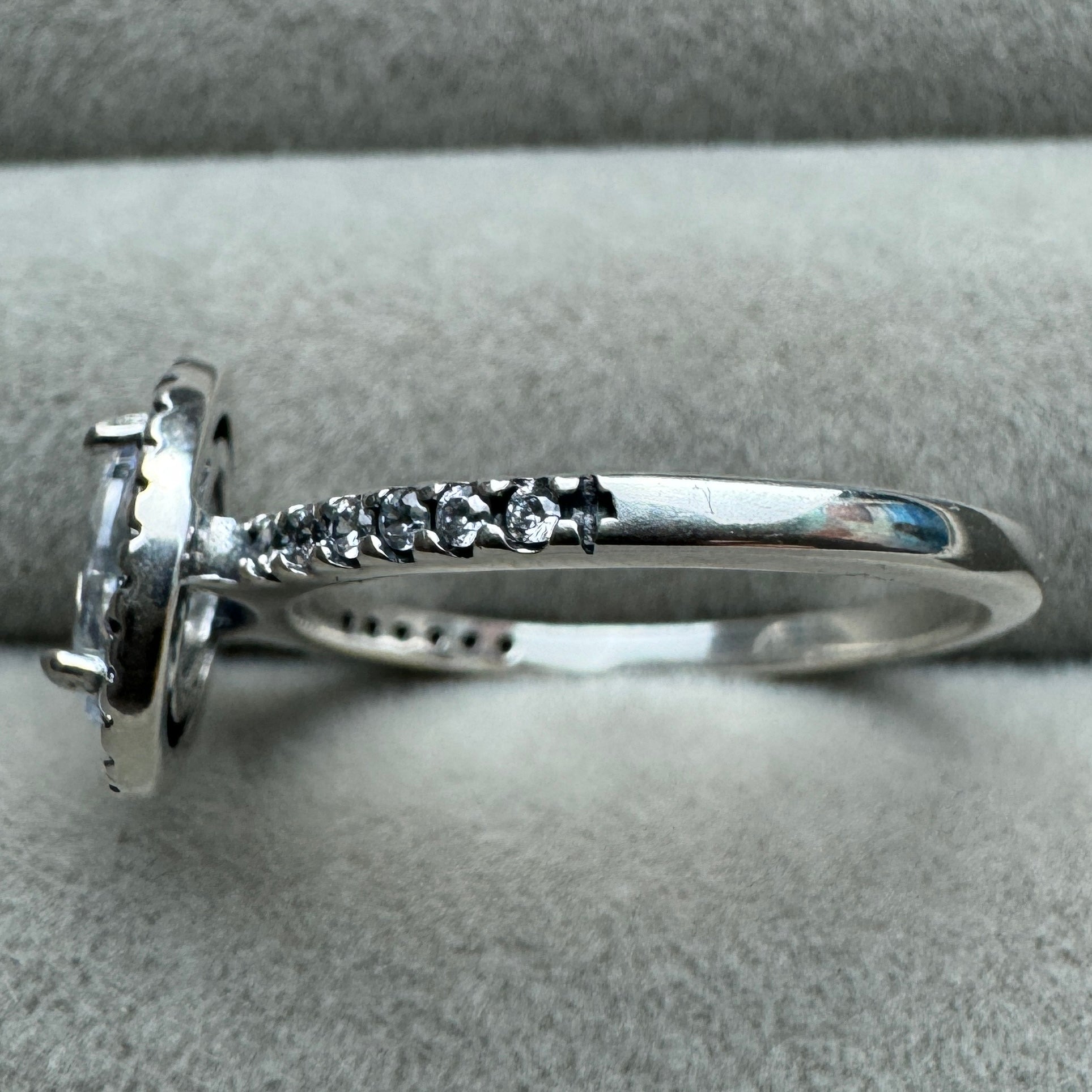 Anillo Halo Ovalado Brillante Pandora Vista Del Costado