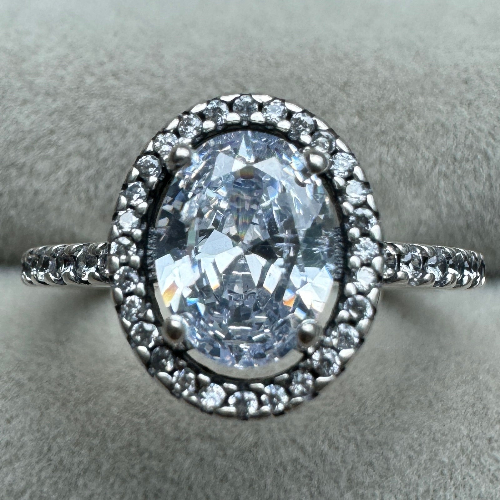 Anillo Halo Ovalado Brillante Pandora Vista Frontal