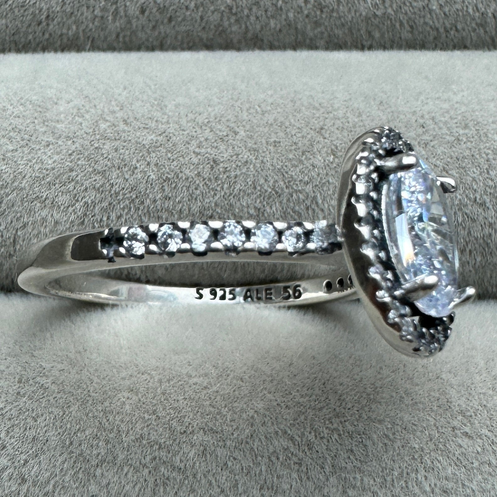 Anillo Halo Ovalado Brillante Pandora Vista Lateral