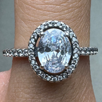 Anillo Halo Ovalado Brillante Pandora Vista Puesto En Dedo