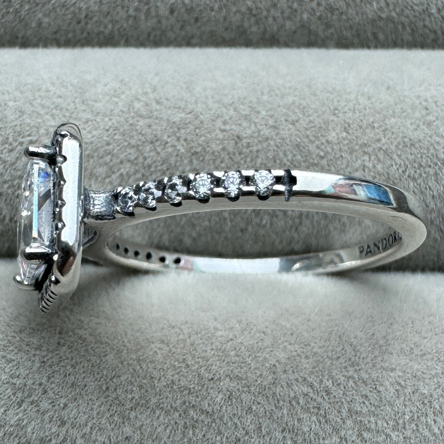 Anillo Halo Rectangular Brillante Pandora Vista Del Costado