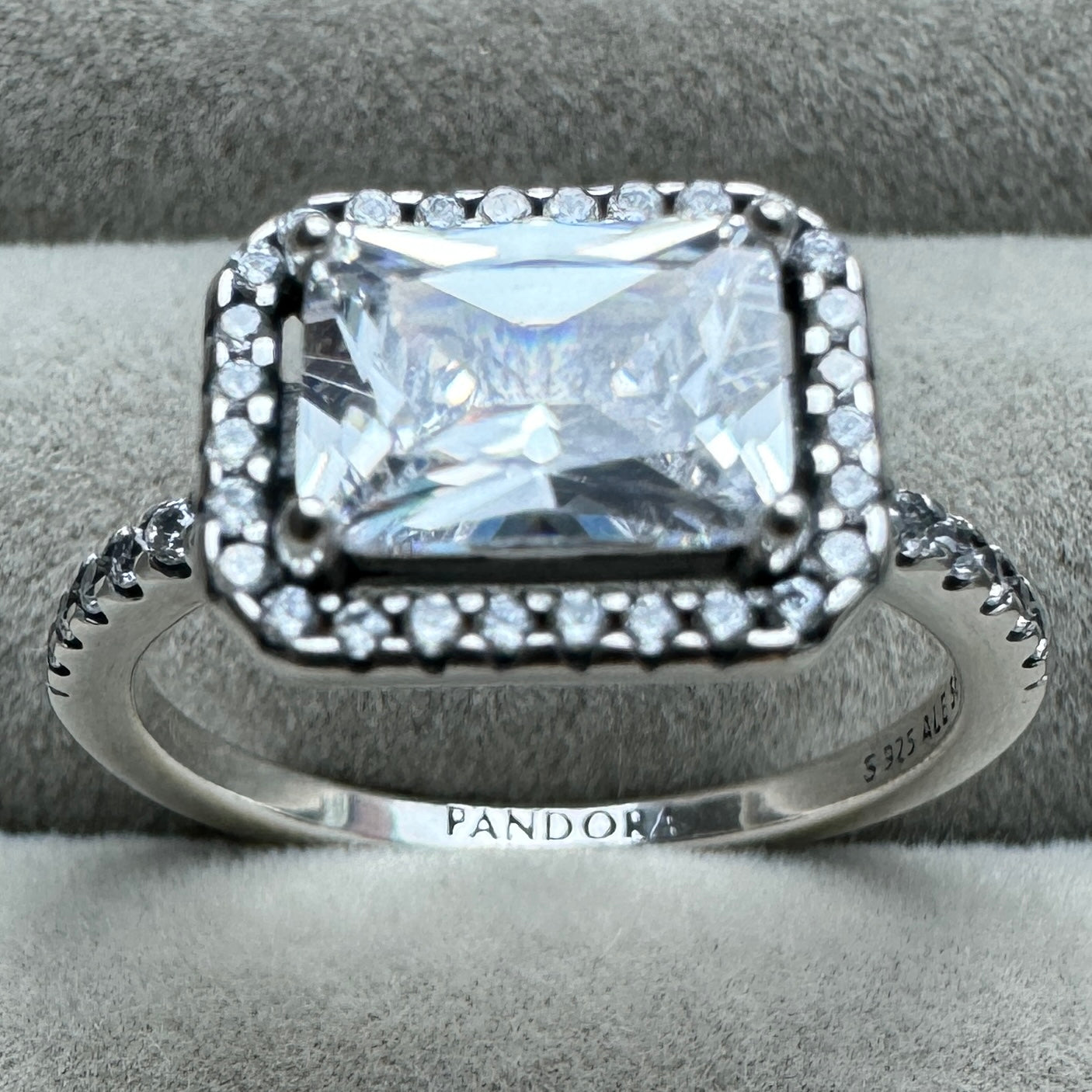 Anillo Halo Rectangular Brillante Pandora Vista Desde Adentro