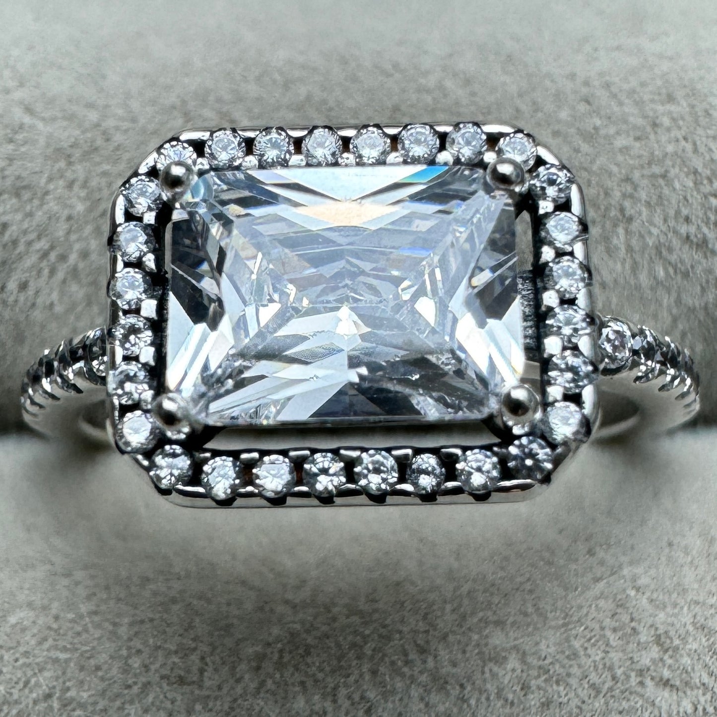 Anillo Halo Rectangular Brillante Pandora Vista Frontal