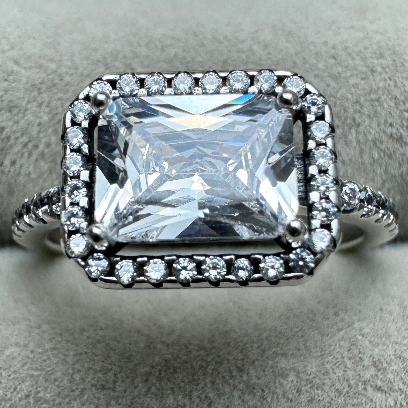 Anillo Halo Rectangular Brillante Pandora Vista Frontal