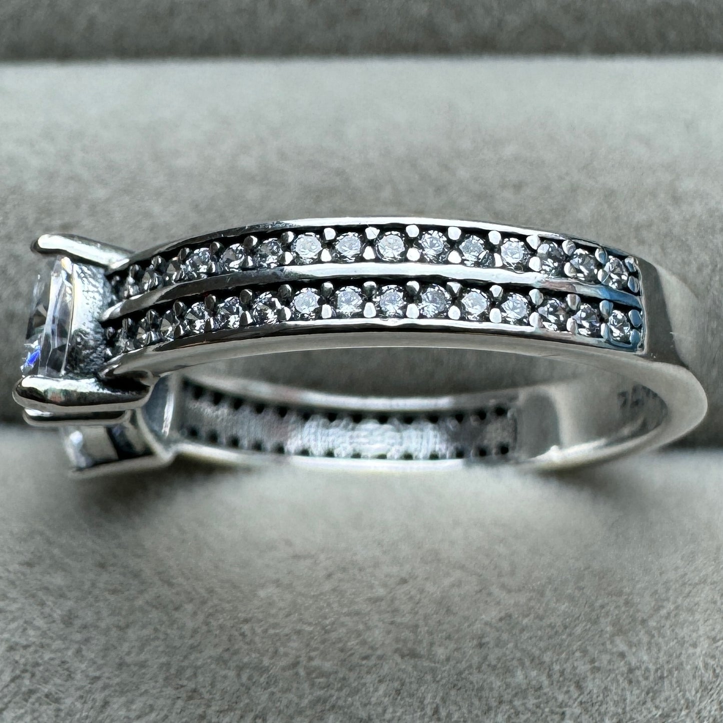 Anillo Moño Doble Fila Pavé Pandora Vista Del Costado