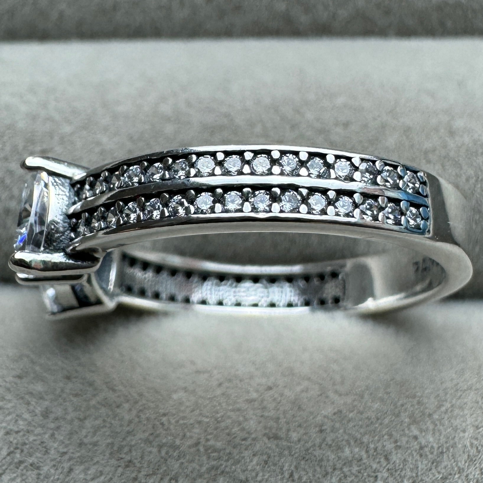 Anillo Moño Doble Fila Pavé Pandora Vista Del Costado