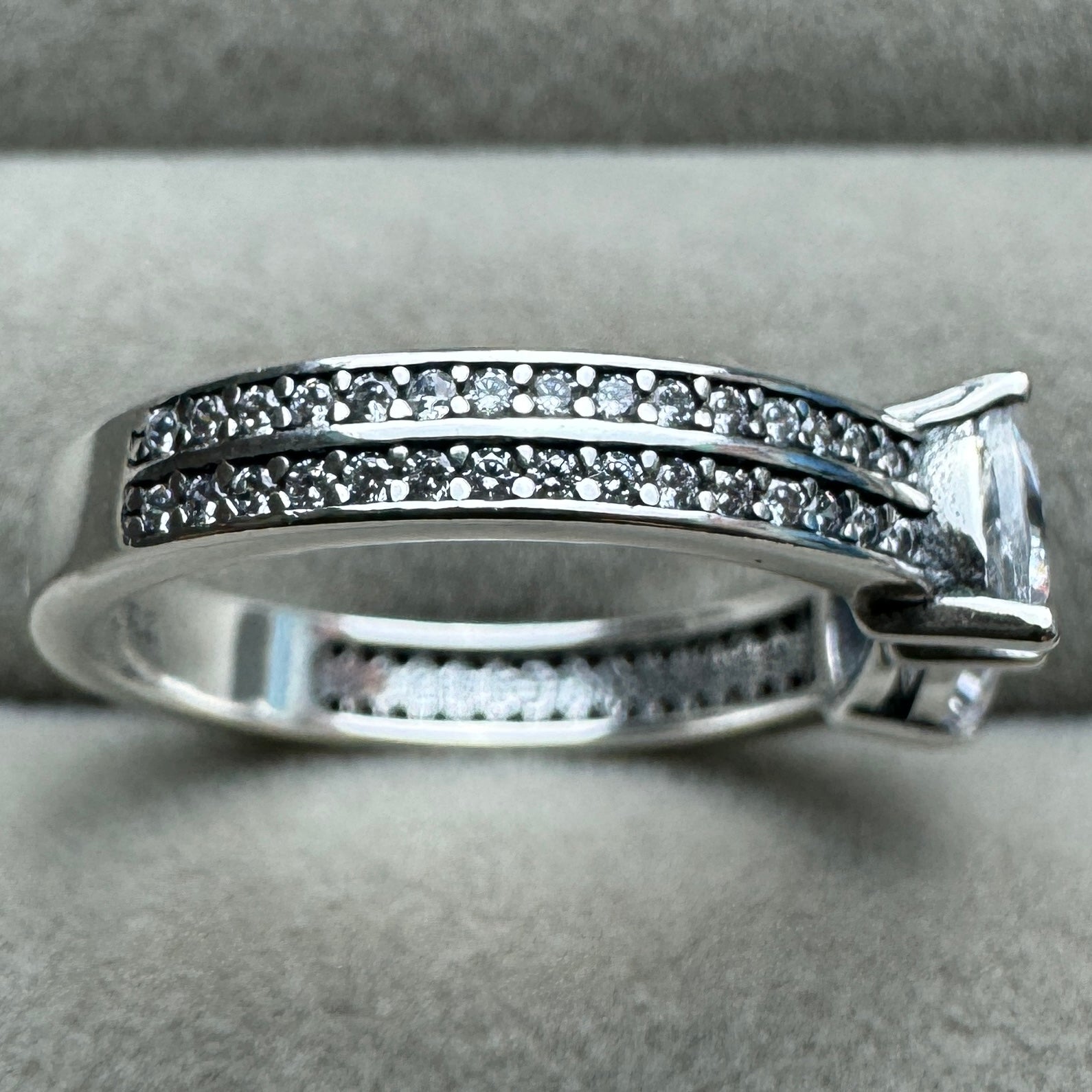 Anillo Moño Doble Fila Pavé Pandora Vista Lateral