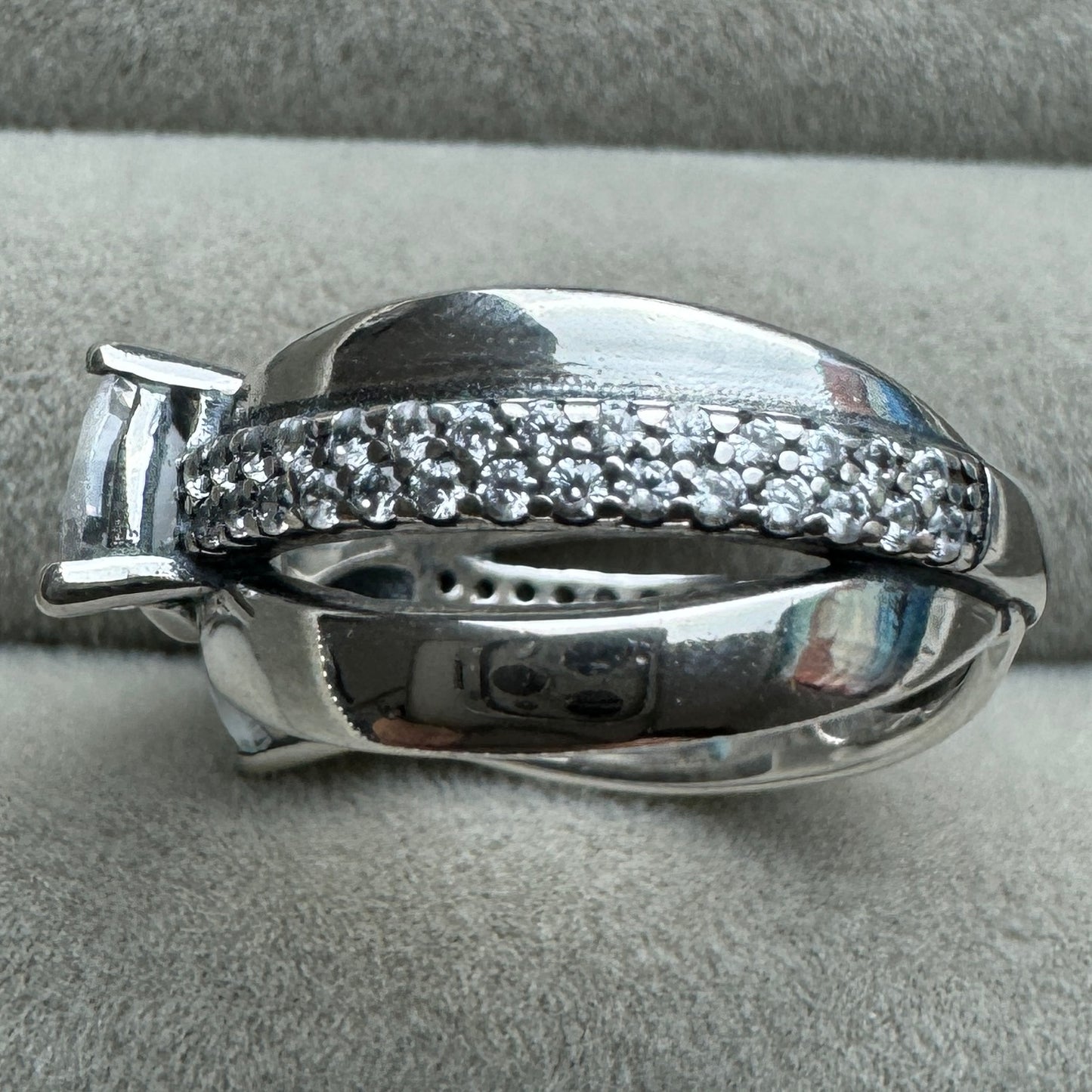 Anillo Moño Entrelazado Doble Fila Pavé Pandora Vista Del Costado