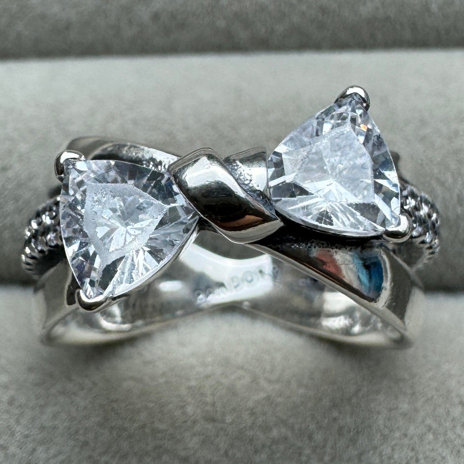 Anillo Moño Entrelazado Doble Fila Pavé Pandora Vista Frontal