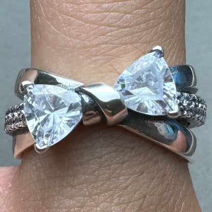 Anillo Moño Entrelazado Doble Fila Pavé Pandora Vista Puesto En Dedo