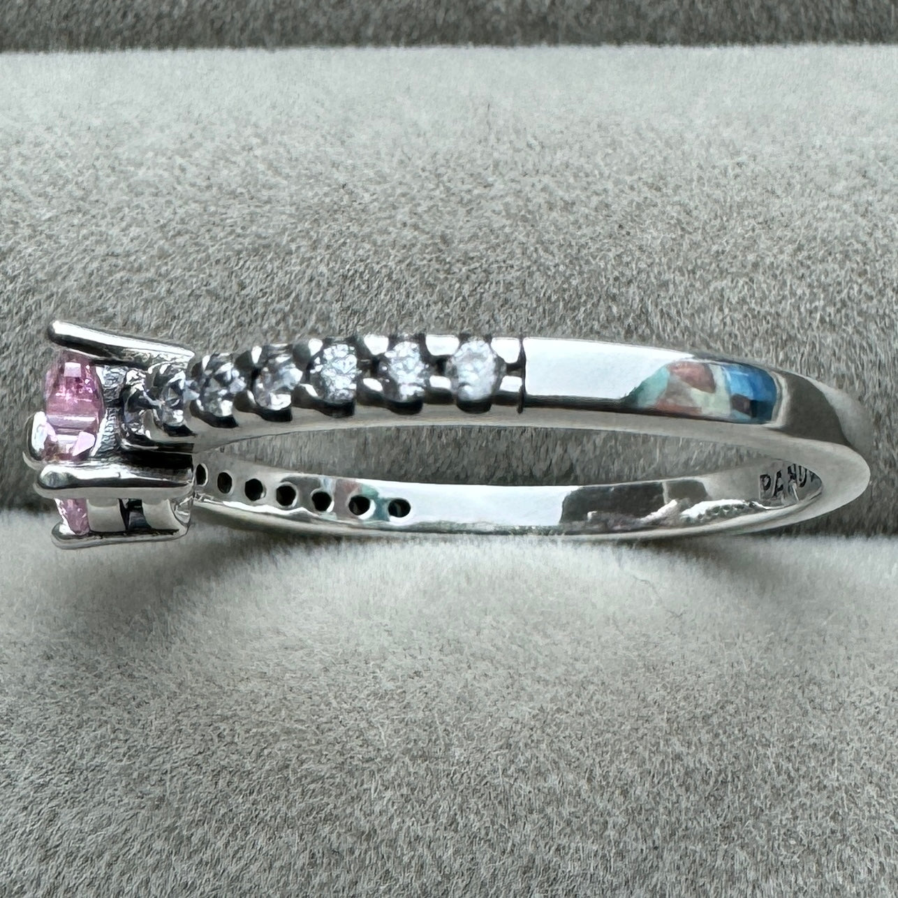 Anillo Moño Rosa Brillante Pandora Vista Del Costado