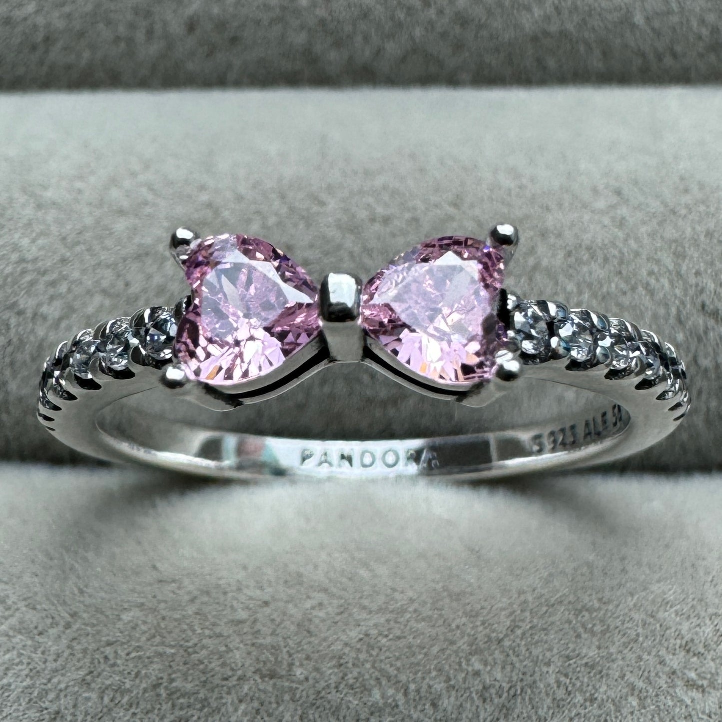 Anillo Moño Rosa Brillante Pandora Vista Frontal
