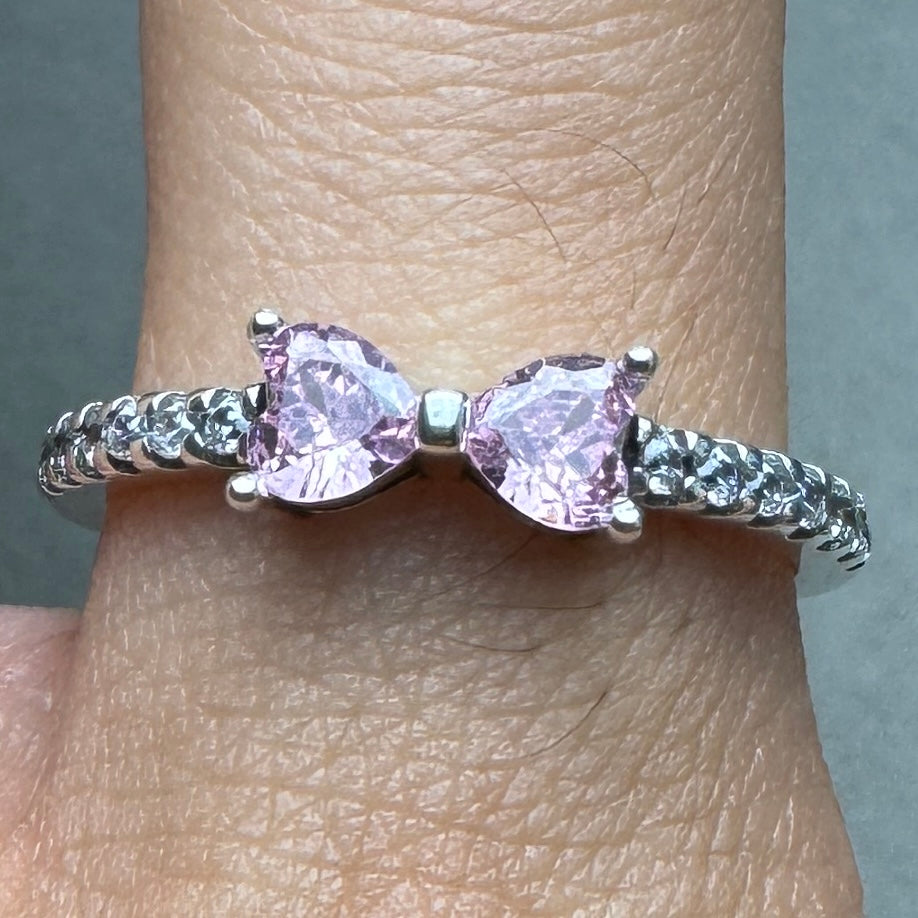 Anillo Moño Rosa Brillante Pandora Vista Puesto En Dedo