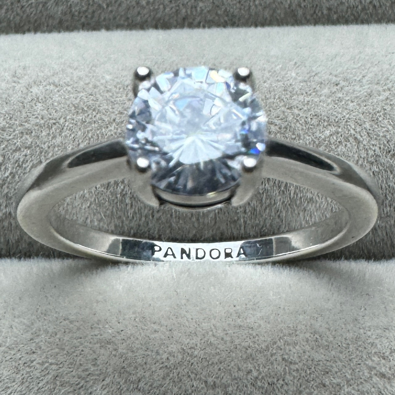 Anillo Zirconia Brillante Pandora Vista Desde Arriba