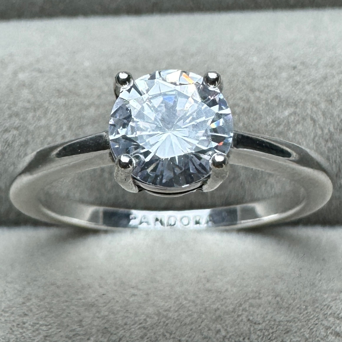 Anillo Zirconia Brillante Pandora Vista Frontal