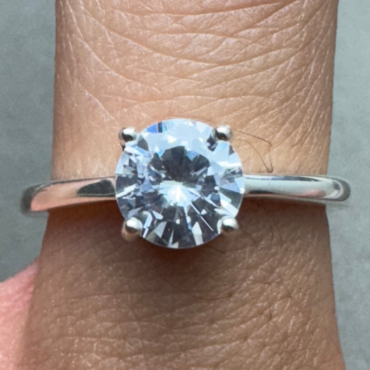 Anillo Zirconia Brillante Pandora Vista Puesto En Dedo