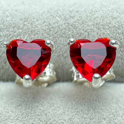 Aretes Corazón Nivelado Rojo Brillante Pandora Vista Frontal
