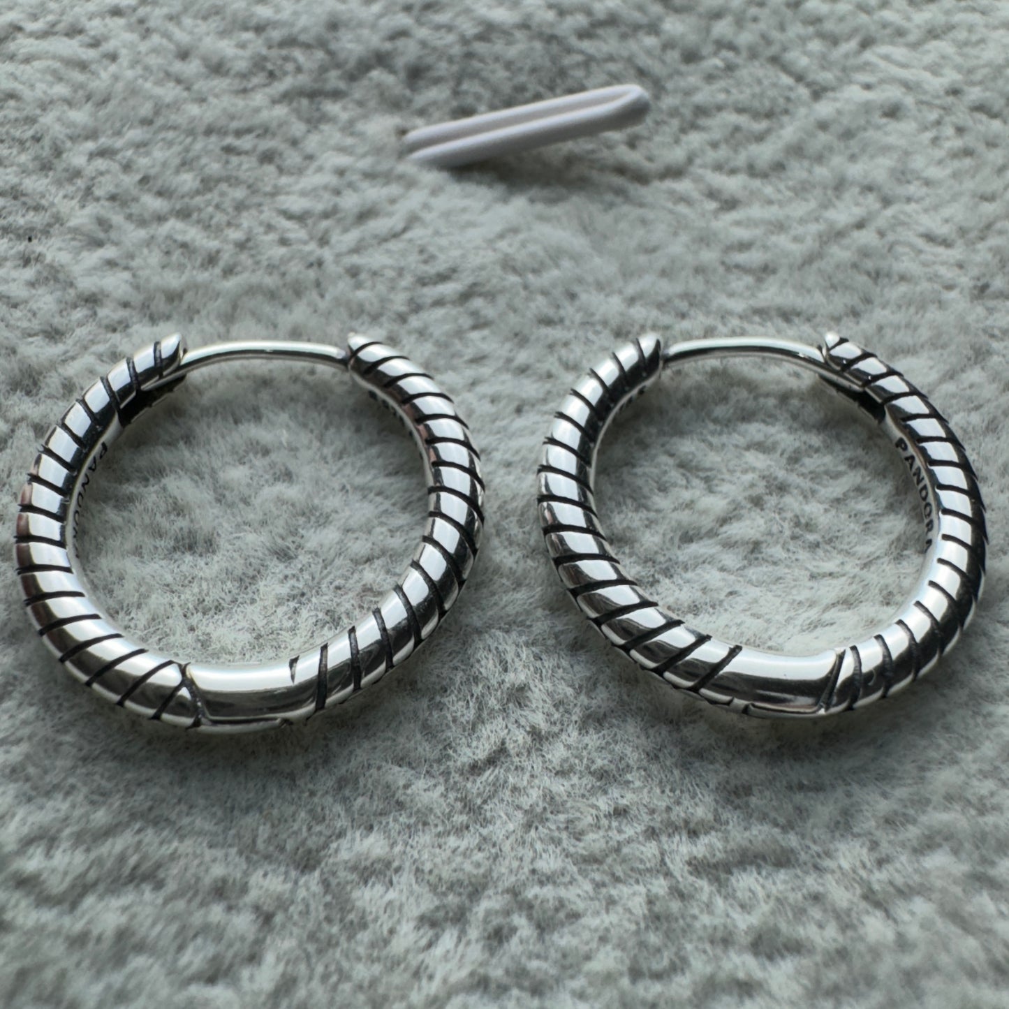 Aretes Para Charms Pequeños Pandora Vista Desde Atrás