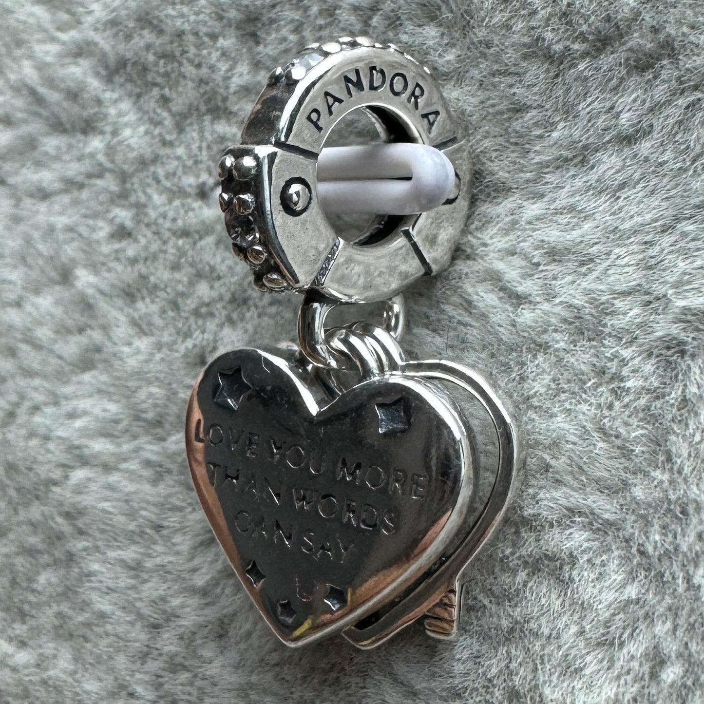 Charm Colgante Wall-E y Eva Que Brilla En La Oscuridad