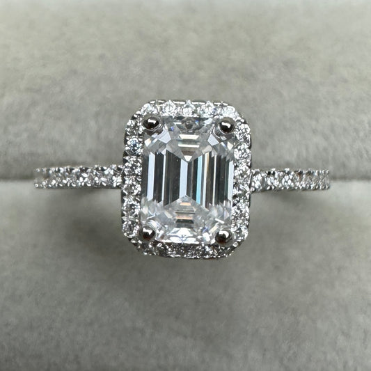 Anillo Rectángulo Contorno Corte Esmeralda Moissanita