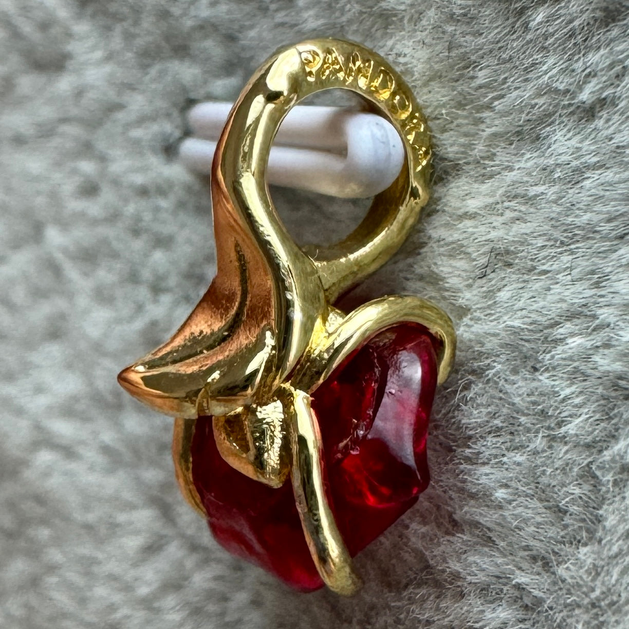 Charm Colgante Rosa Encantada De La Bella Y La Bestia Disney