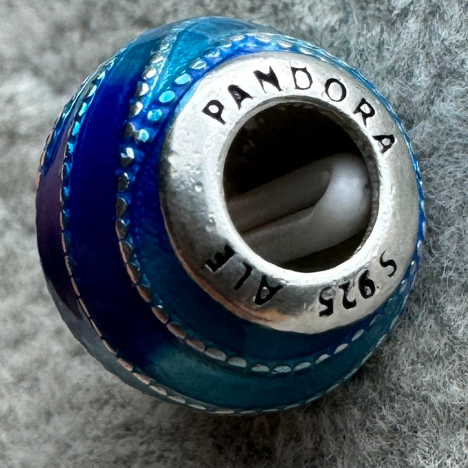 Charm Redondo Ondas Del Océano Azul