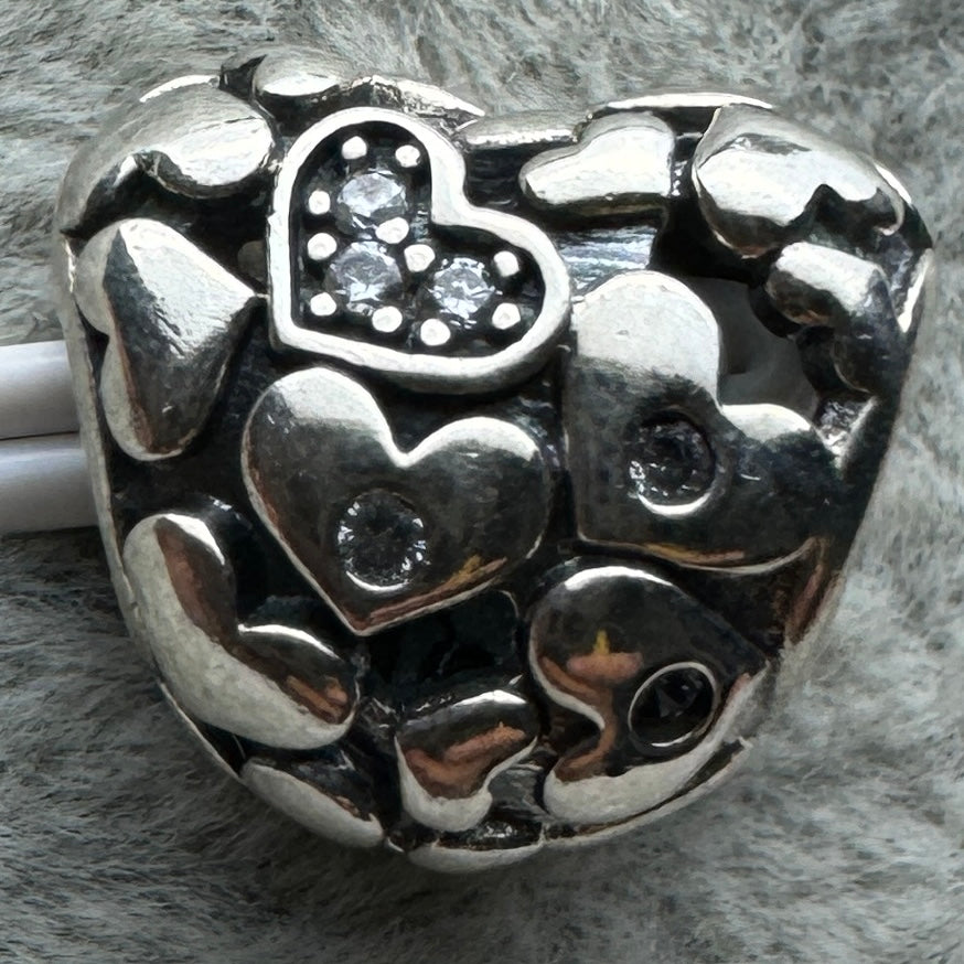 Charm Corazón Y Corazones Pequeños