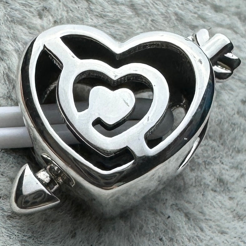 Charm Corazón Flecha Atravesada