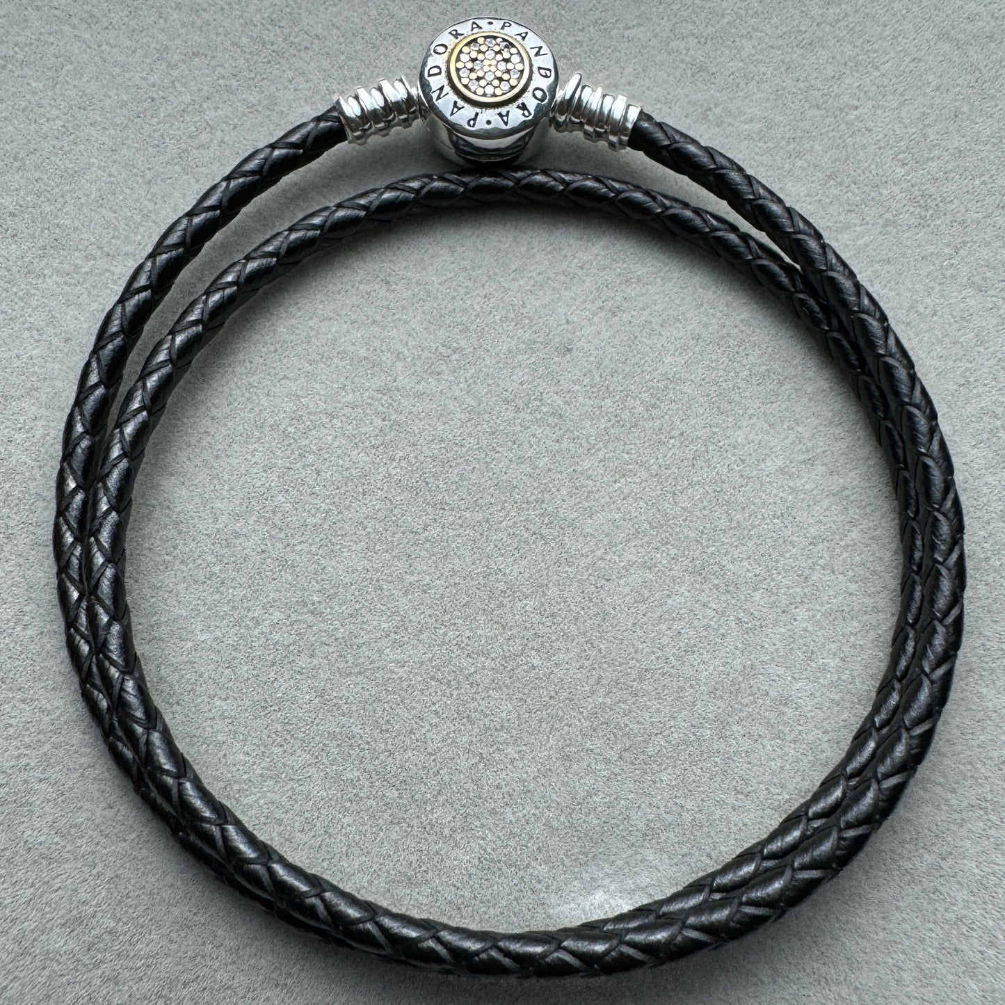 Brazalete De Cuero Doble Vuelta Negro Cierre Centro Dorado Logotipo Pandora Vista Desde Atrás