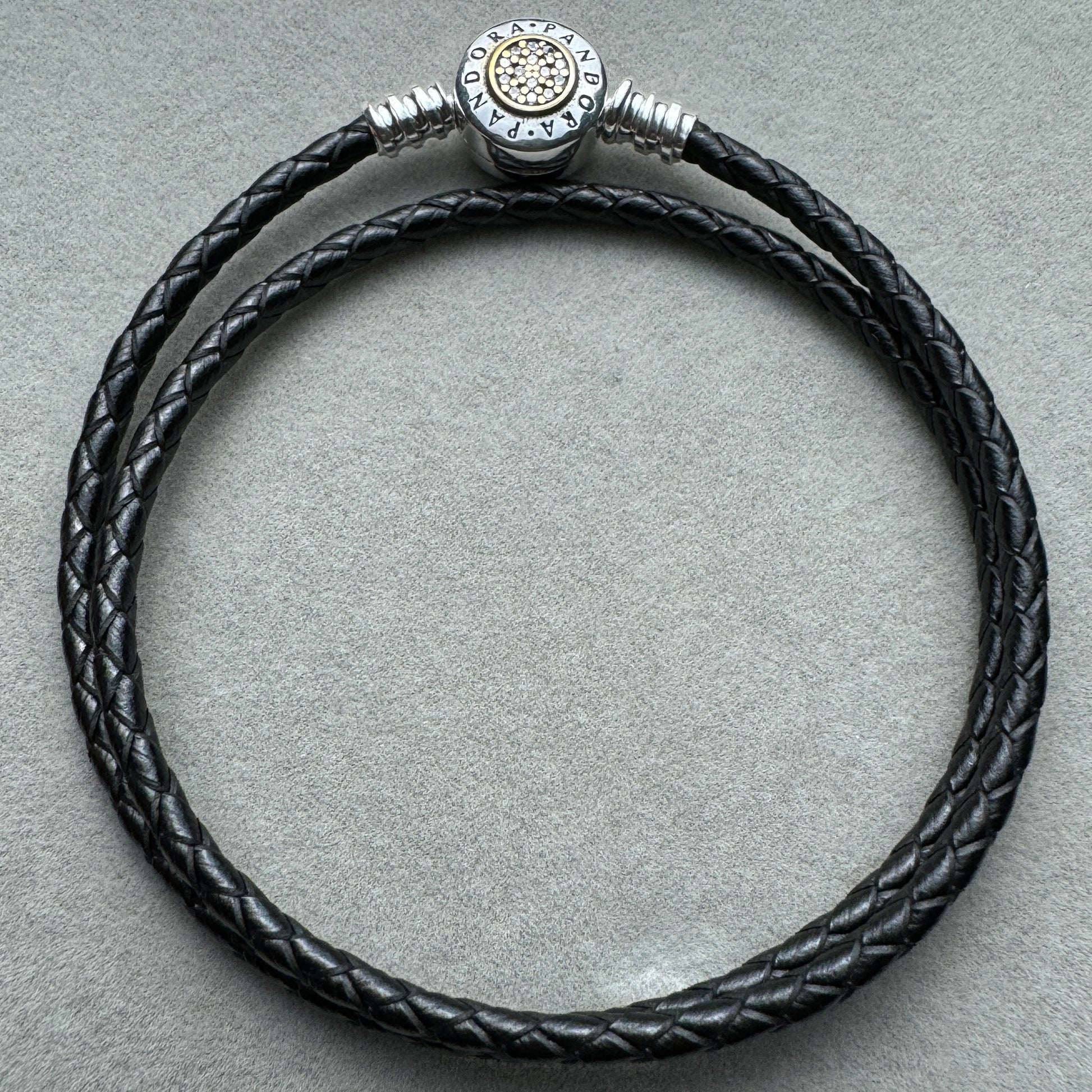 Brazalete De Cuero Doble Vuelta Negro Cierre Centro Dorado Logotipo Pandora Vista Desde Atrás