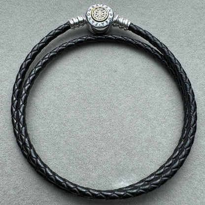 Brazalete De Cuero Doble Vuelta Negro Cierre Centro Dorado Logotipo Pandora Vista Desde Atrás