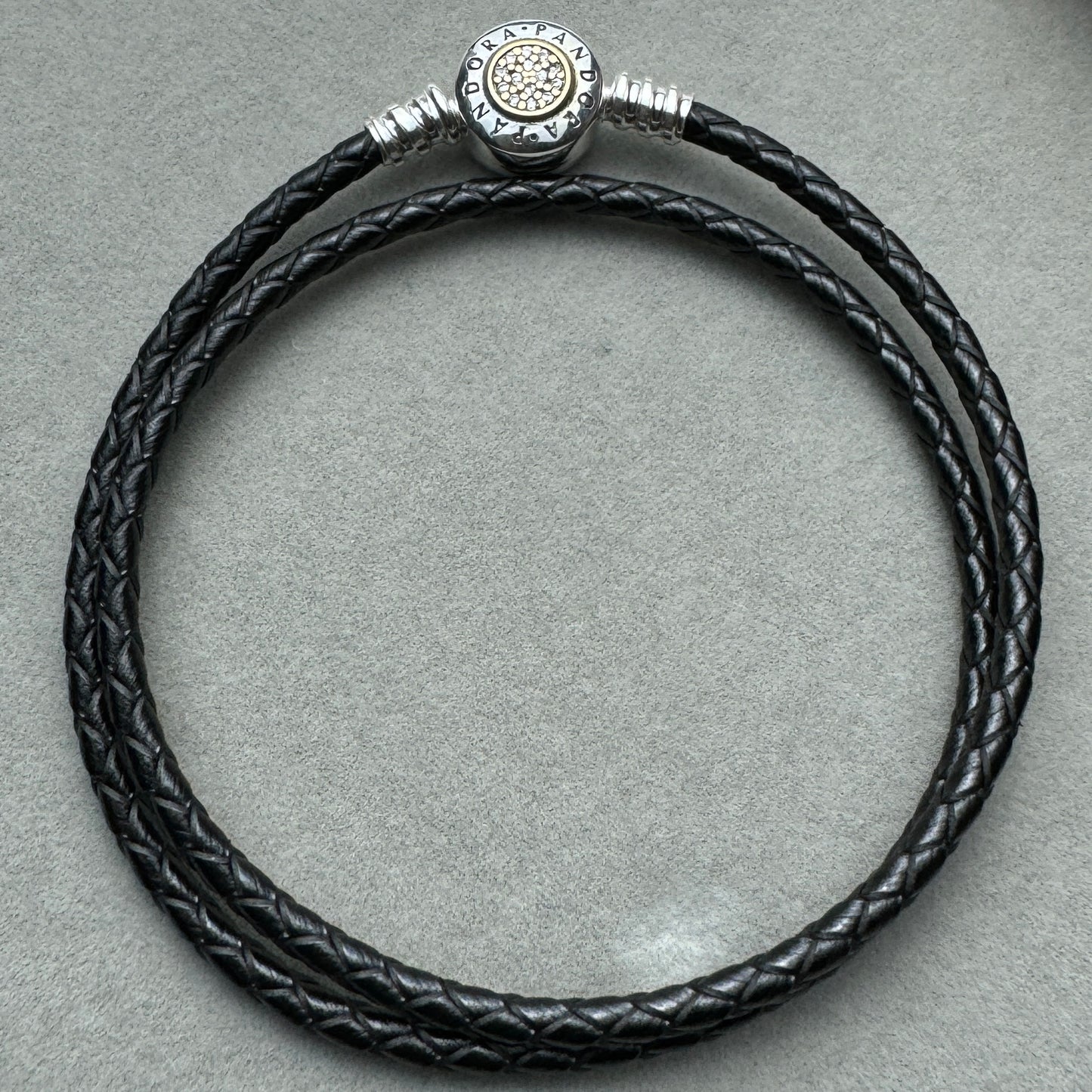 Brazalete De Cuero Doble Vuelta Negro Cierre Centro Dorado Logotipo Pandora Vista Frontal