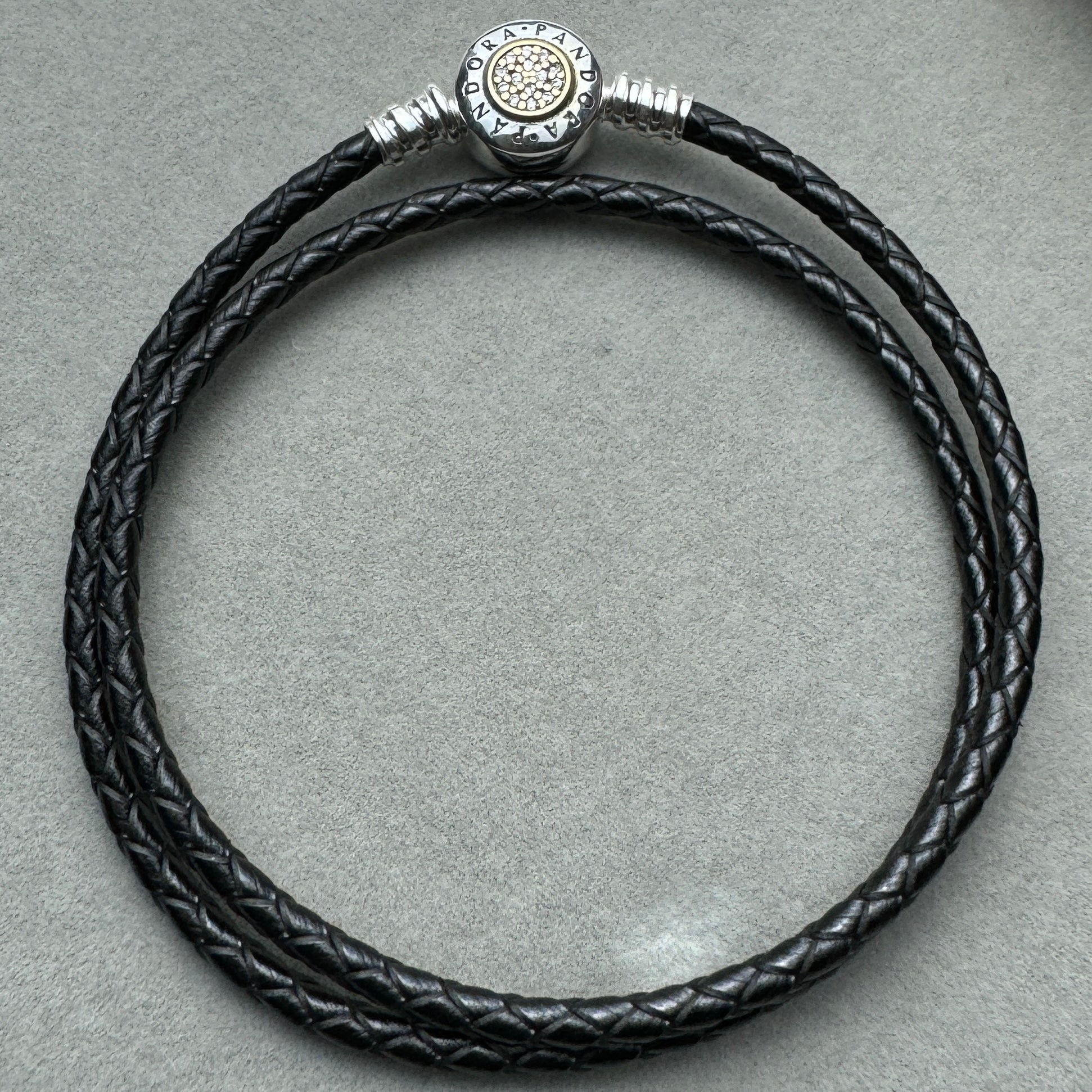 Brazalete De Cuero Doble Vuelta Negro Cierre Centro Dorado Logotipo Pandora Vista Frontal