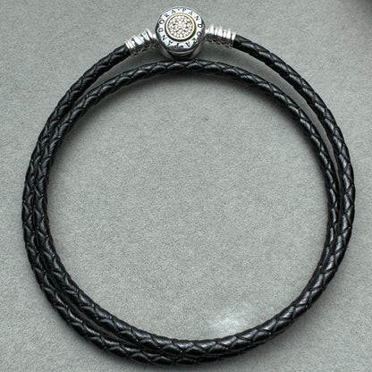 Brazalete De Cuero Doble Vuelta Negro Cierre Centro Dorado Logotipo Pandora Vista Frontal