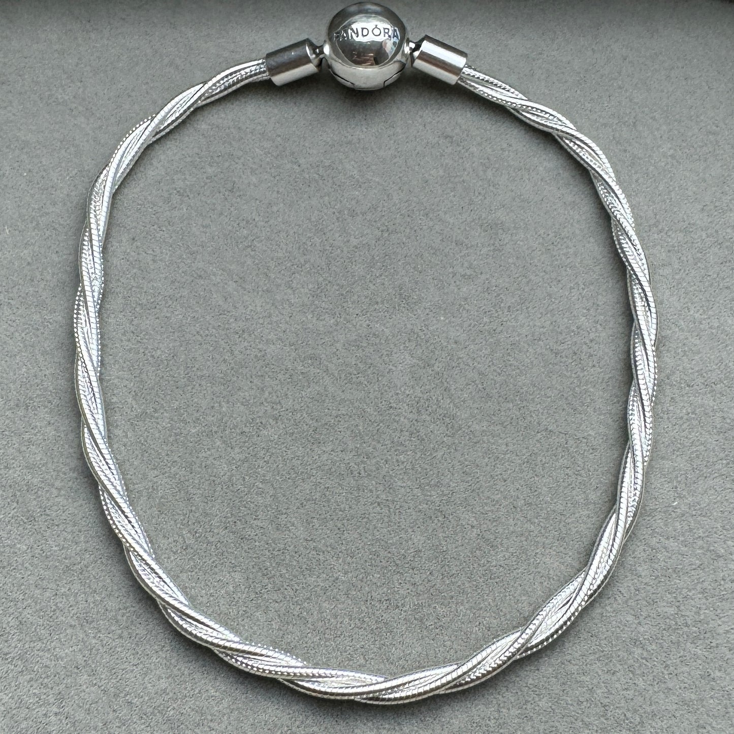 Brazalete Flexible Cadena Trenzada Pandora Vista Desde Atrás