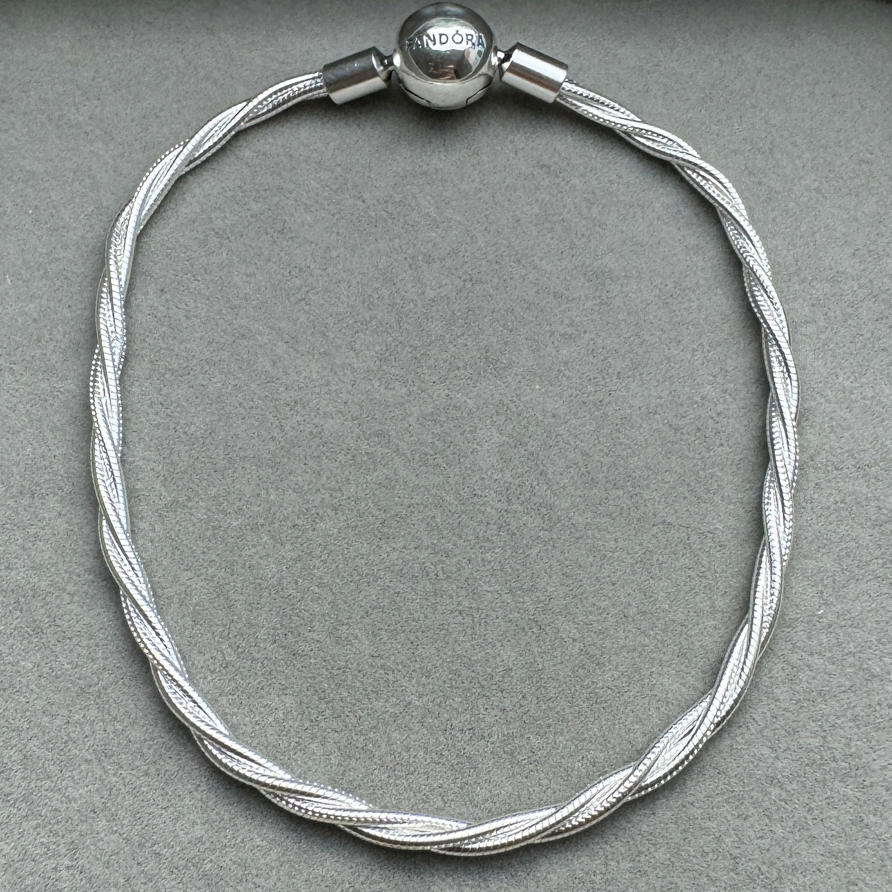 Brazalete Flexible Cadena Trenzada Pandora Vista Desde Atrás