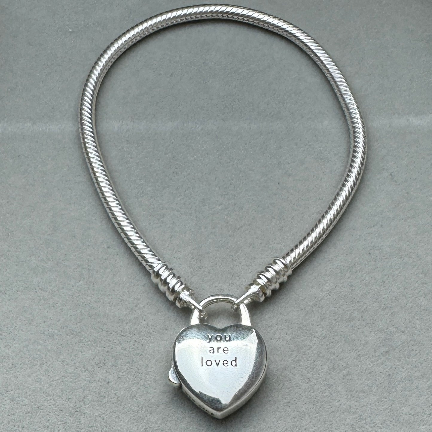Brazalete Flexible Candado Corazon Amor (Loved) Vista Desde Atrás