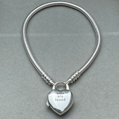Brazalete Flexible Candado Corazon Amor (Loved) Vista Desde Atrás
