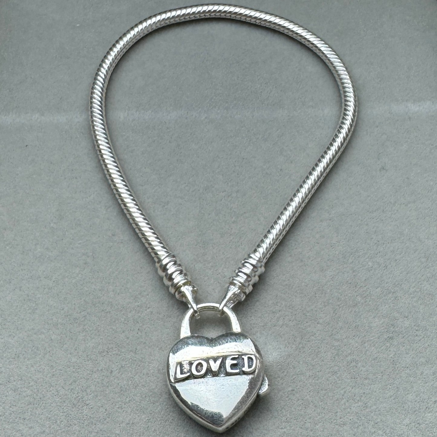 Brazalete Flexible Candado Corazon Amor (Loved) Vista Frontal