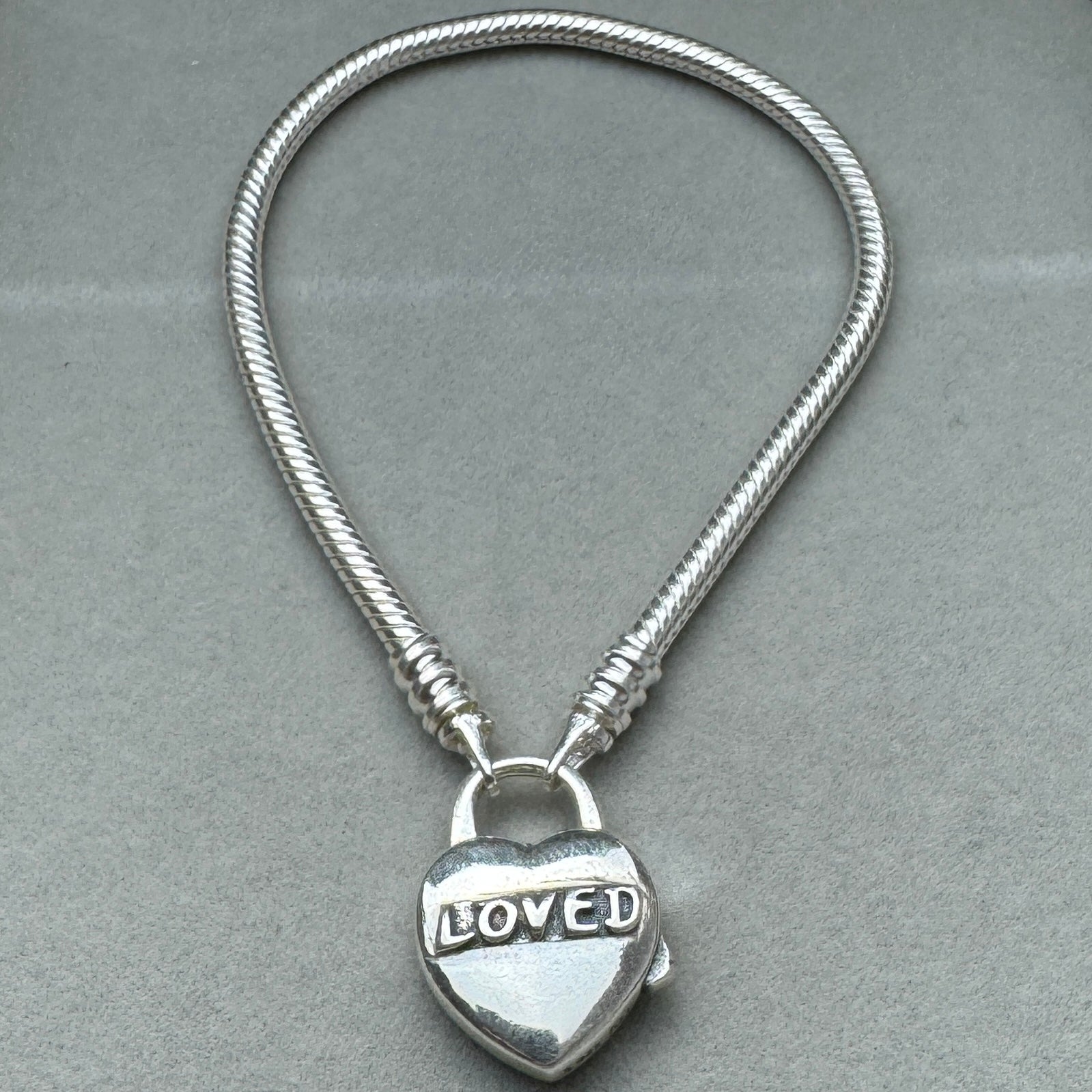 Brazalete Flexible Candado Corazon Amor (Loved) Vista Frontal