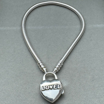Brazalete Flexible Candado Corazon Amor (Loved) Vista Frontal