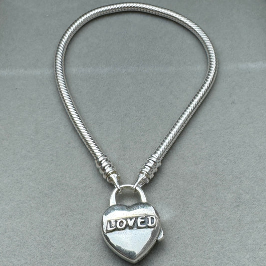 Brazalete Flexible Candado Corazon Amor (Loved) Vista Frontal