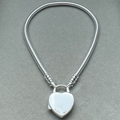 Brazalete Flexible Candado Corazón Naturaleza Vista Desde Atrás