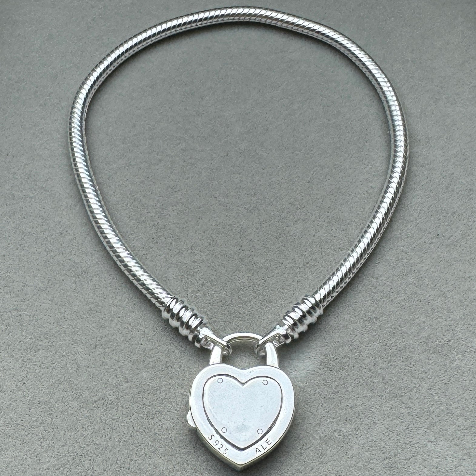 Brazalete Flexible Candado Corazón Rosa Pandora Vista Desde Atrás