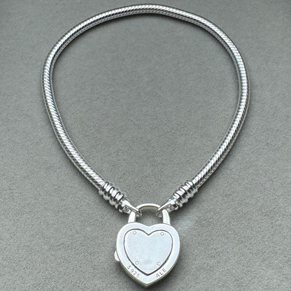 Brazalete Flexible Candado Corazón Rosa Pandora Vista Desde Atrás