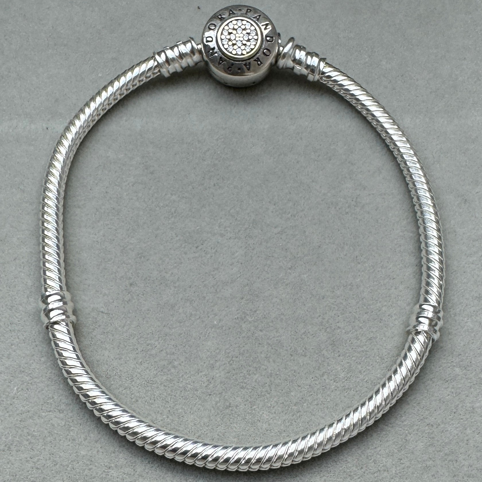 Brazalete Flexible Centro Dorado Logotipo Vista Frontal